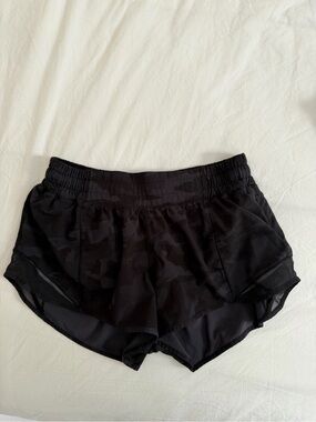 LULULEMON Women’s Black Camouflage HOTTY HOT Shorts SIZE 6